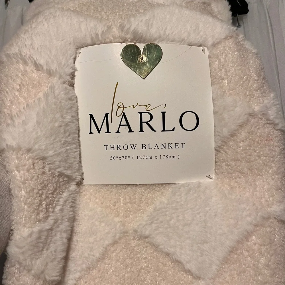Love‎ Marlo Cozy Plush Diamond Quilted Throw Blanket 50x70 Cream And White